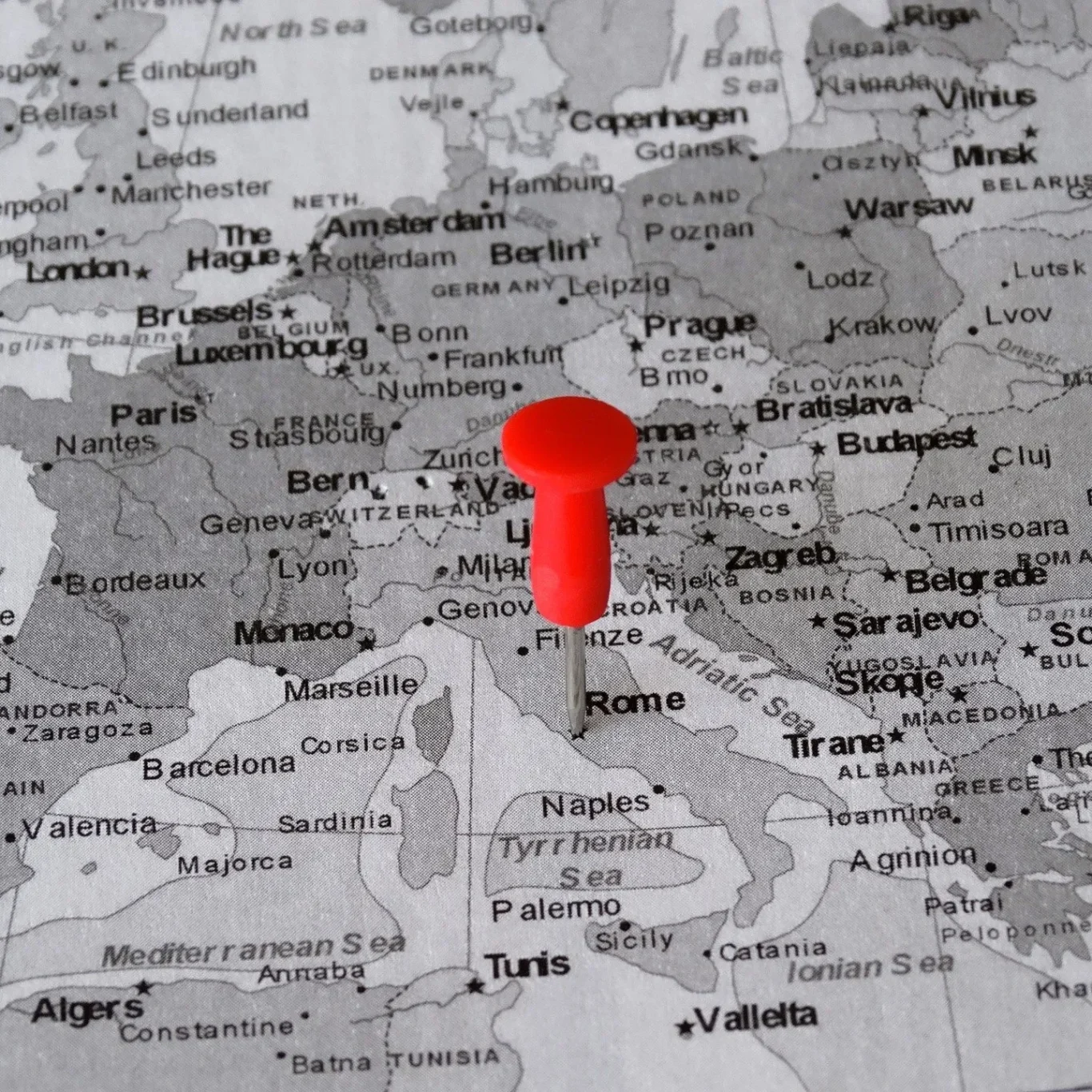 Mappa dell'Europa con una puntina rossa che indica una posizione.